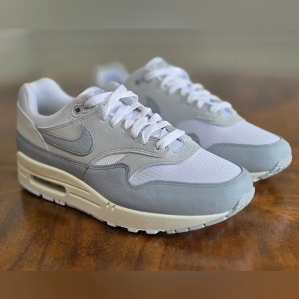 GRAY- PURE PLATINUM WOMENS NIKE AIR MAX 1
